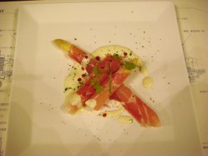 アスパラガスの熟成生ハム巻き　山葵風味